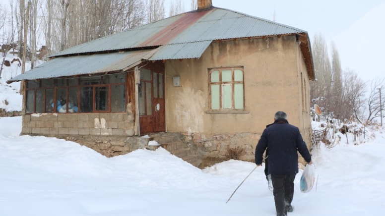 Çakmak mezarsında tek başına yaşıyor: 'Kocamla anılarım var'