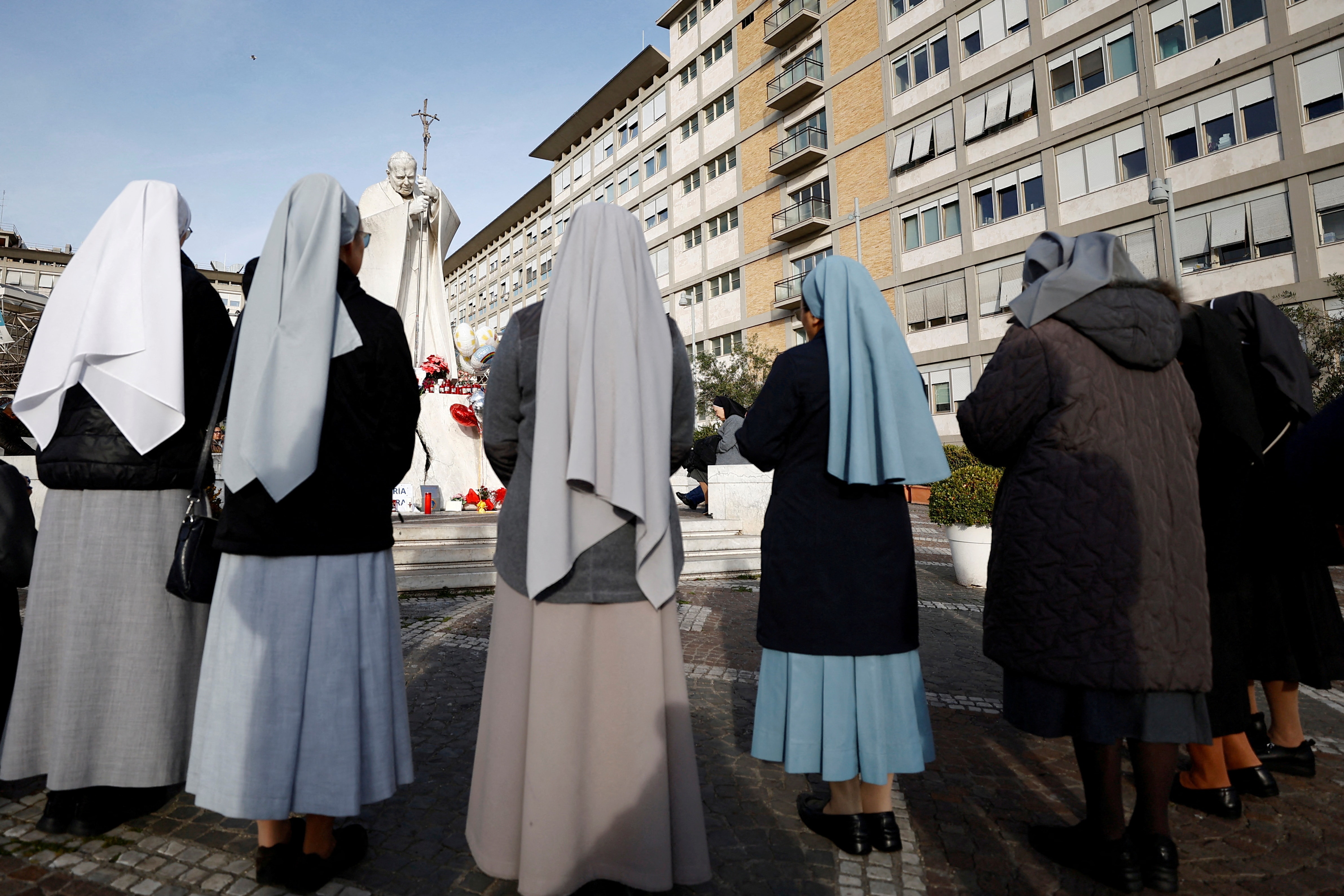 8 gündür hastanede olan Papa, bir ciğeri yarım iken çifte zatürre