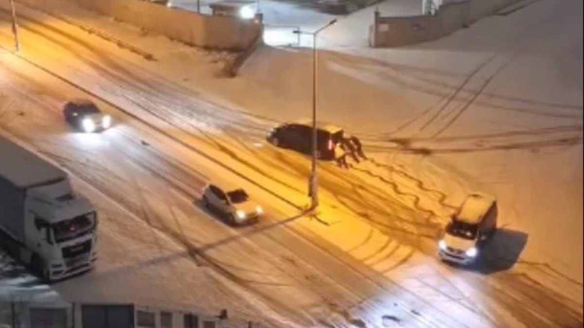 İstanbul'da kar trafik kazalarına neden oldu