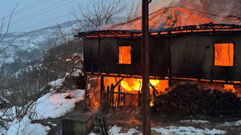 Düzce'de 2 katlı ev küle döndü
