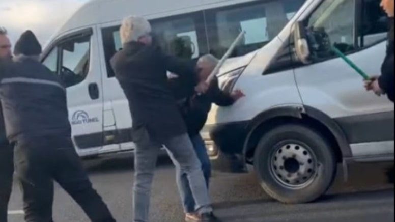 Servis şoförleri otoyolda sopalarla birbirine saldırdı