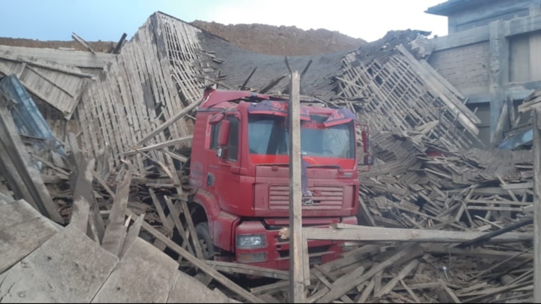 Tokat'ta fabrika garajının çatısı çöktü, işçi altında kaldı