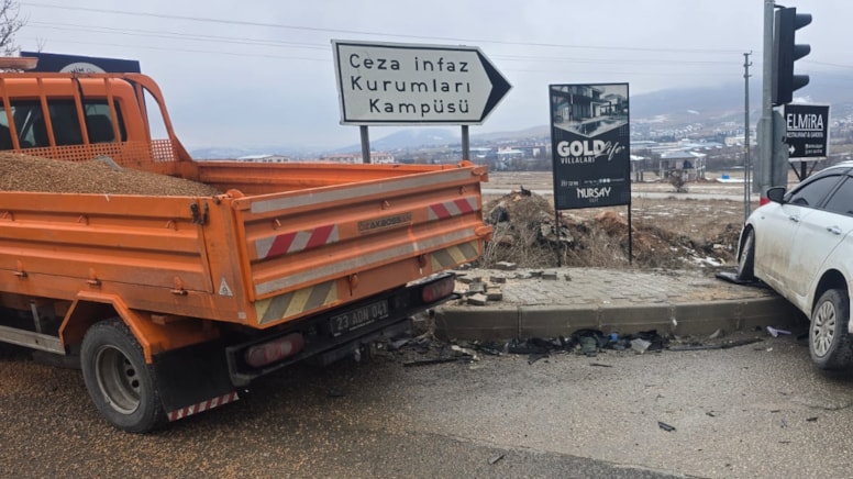 Elazığ’da otomobil ile kamyonet çarpıştı: Yaralılar var