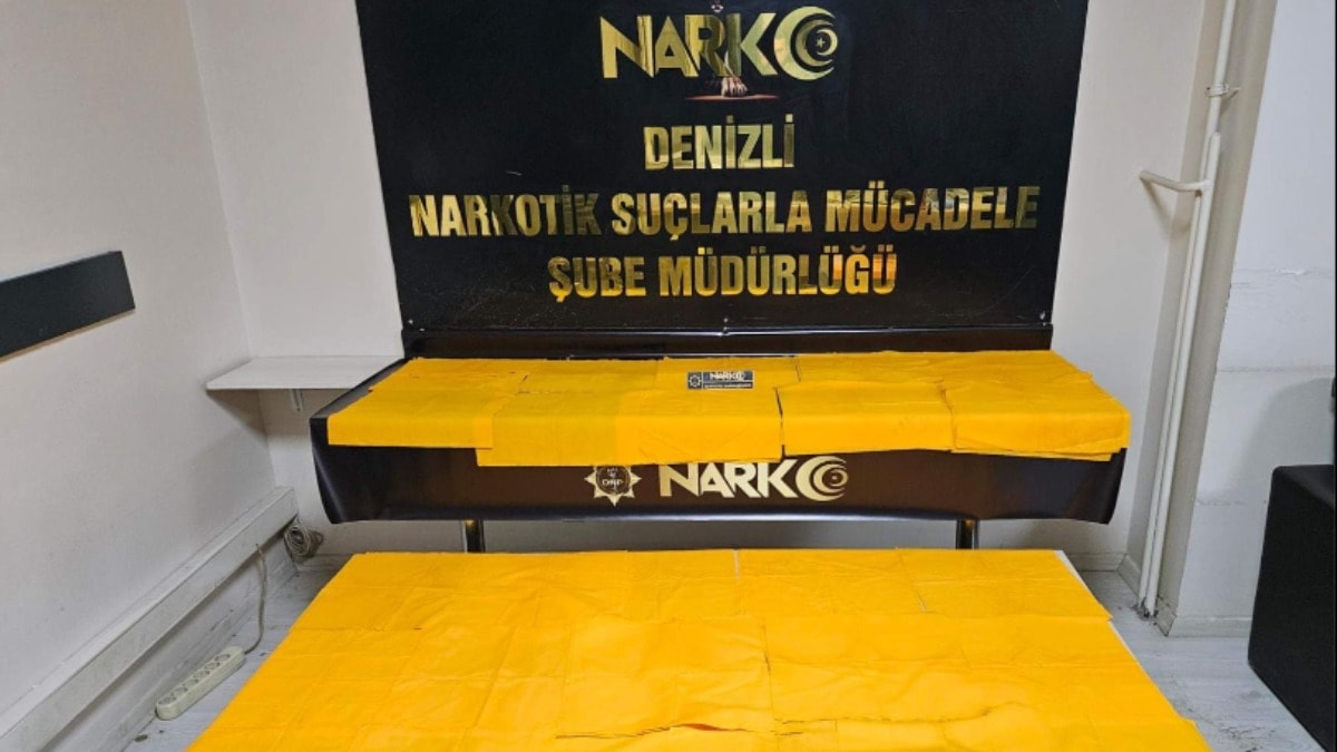 Kamyonet kapı döşemesine gizlenmişler: Yüz binlerce sentetik uyuşturucu bulundu