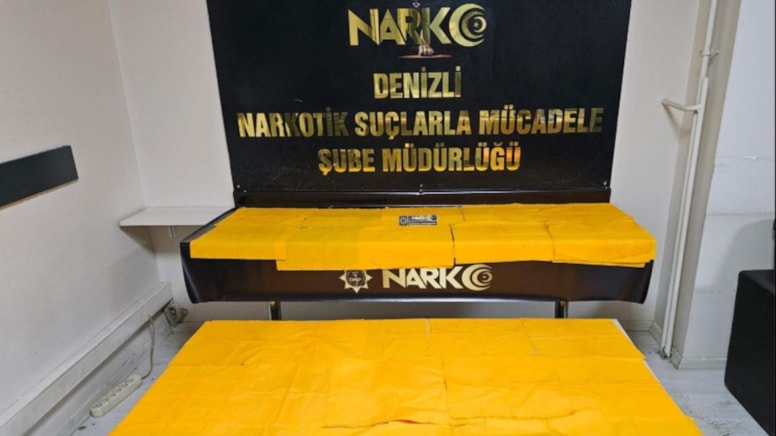 Kamyonet kapı döşemesine gizlenmişler: Yüz binlerce sentetik uyuşturucu bulundu