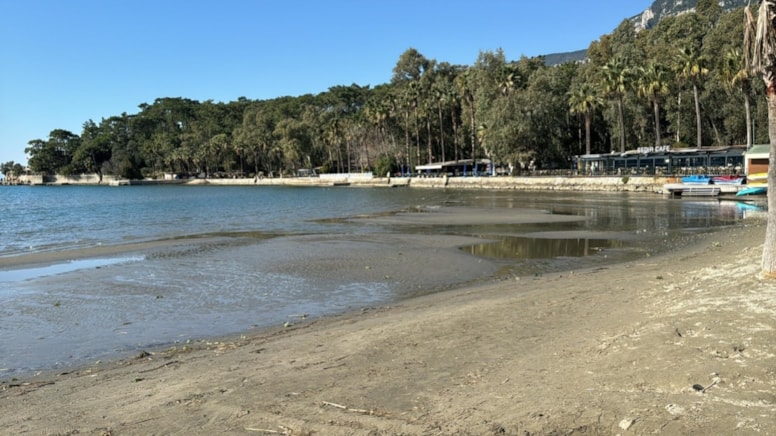 Akyaka'da deniz suyu 30 metre çekildi
