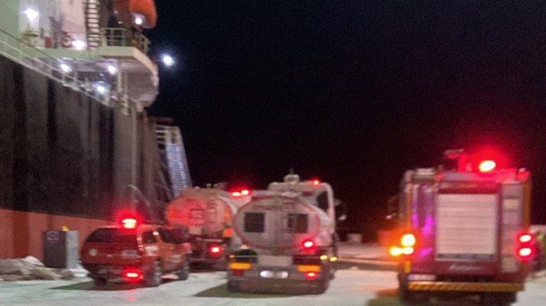 Adana'da plastik ham madde yüklü gemide yangın