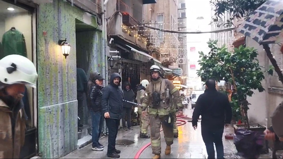 İstiklal Caddesi'nde yangın paniği! Restoran alevler içinde kaldı