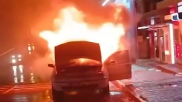 Alev alan otomobil reklam tabelasına çarptı