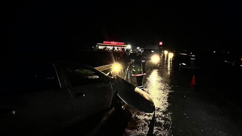 Elazığ'da otomobil bariyere çarptı: 1’i ağır 4 yaralı