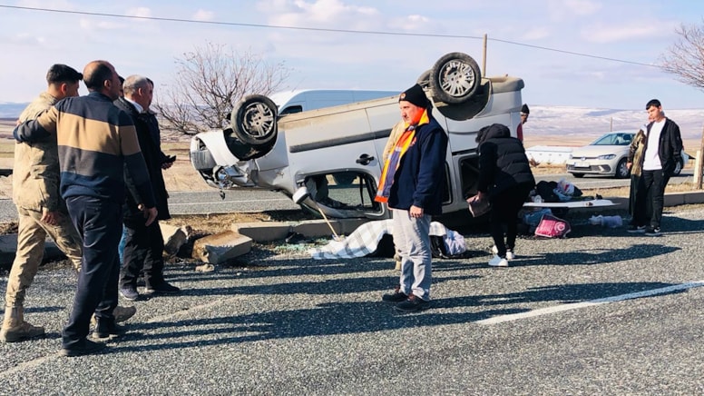 Elazığ'da hafif ticari araç devrildi: 1'i ağır, 4 yaralı