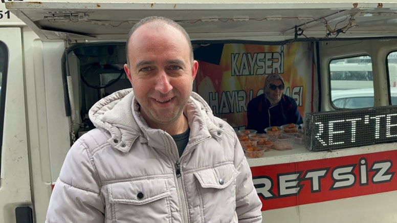 3 yıldır süren boşanma davası sonuçlanınca lokma dağıttı