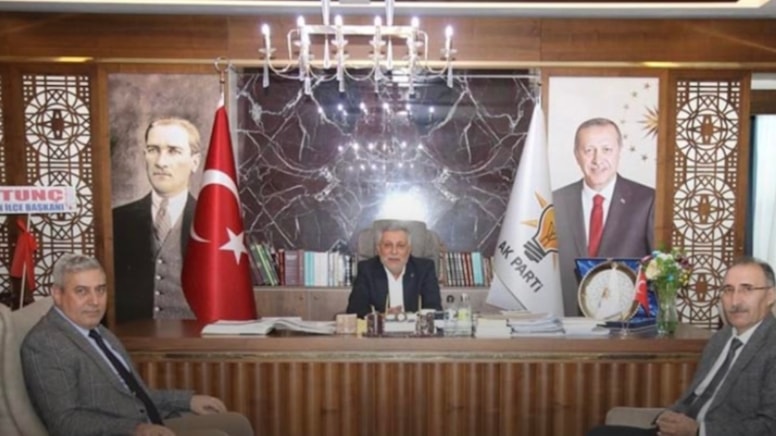 Devletin değil AKP’nin rektörü… AKP il binasına gidip poz verdiler