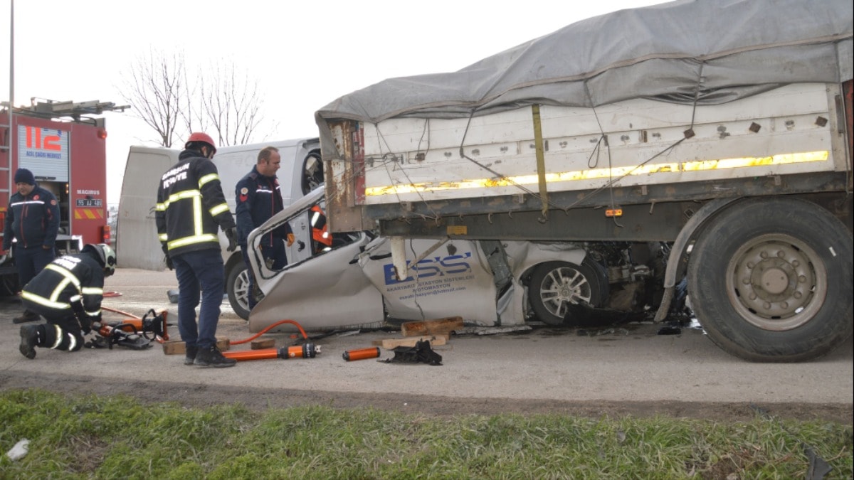 Samsun'da tıra çarpan minibüsteki 1 kişi öldü