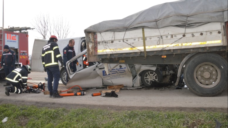 Samsun'da tıra çarpan minibüsteki 1 kişi öldü