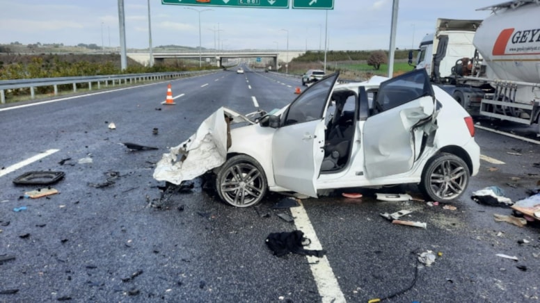Manisa'da tankere çarpan otomobildeki 2 kişi öldü