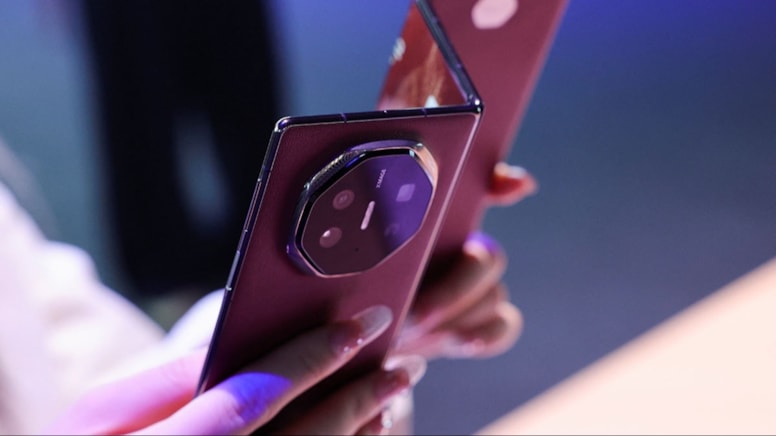 Dünyanın ilk üçe katlanabilir telefonu tanıtıldı