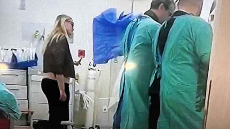 Kadın, bu giysiyle ameliyathaneye nasıl girdi?