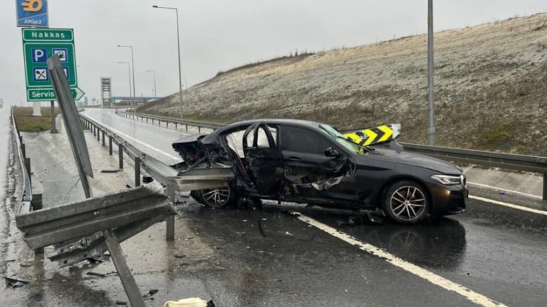 İş insanı trafik kazasında ağır yaralandı, şoförü öldü