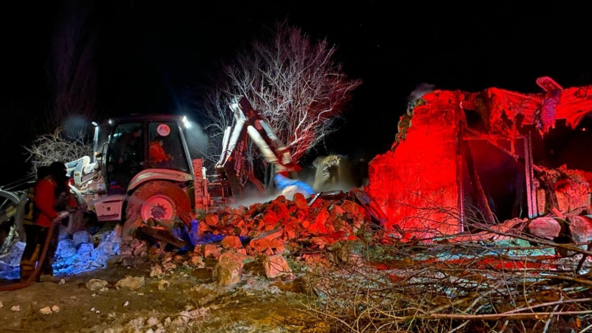 Mersin'de evde yangın çıktı, yaşlı adam hayatını kaybetti