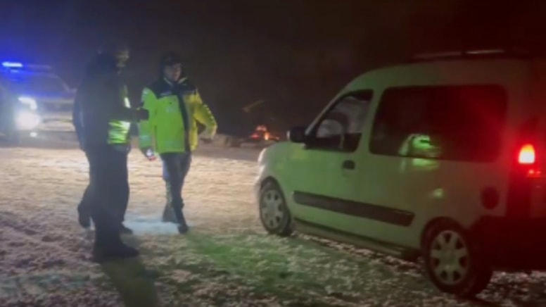 İnegöl- Domaniç karayolunda yoğun kar; araçlar yolda kaldı