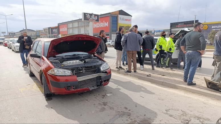 Ehliyetsiz sürücü önce direğe sonra otomobile çarptı