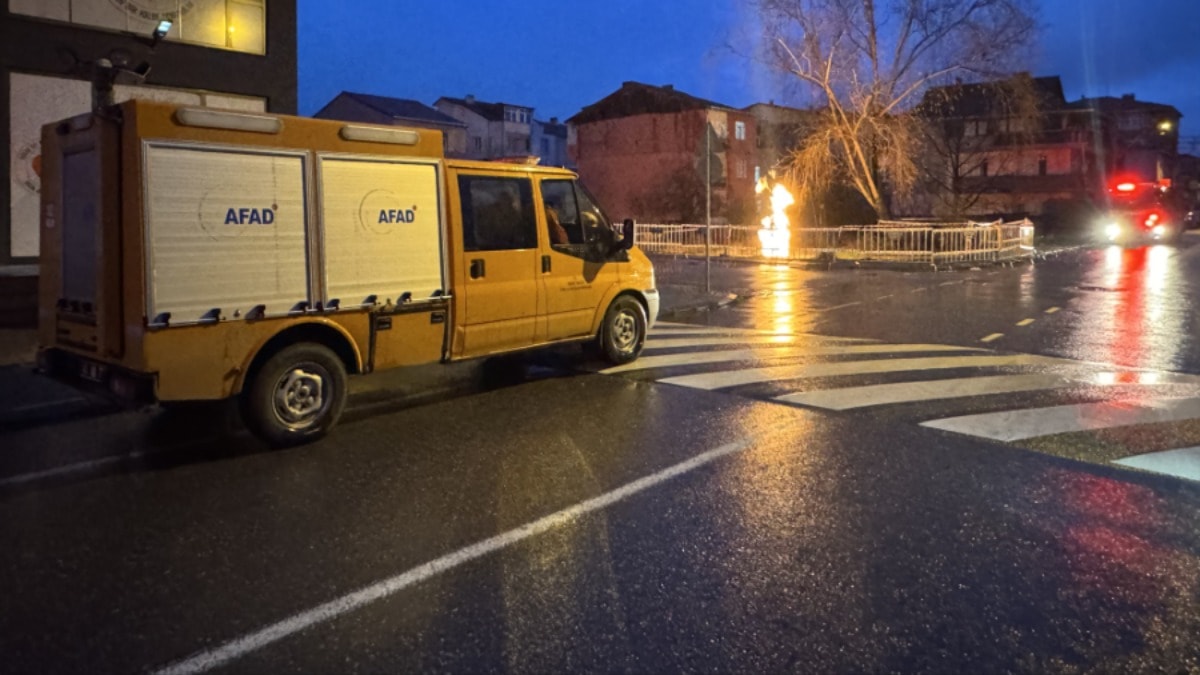 Şehrin göbeğinde saatlerdir aralıksız yanıyor! Ekipler hazır kıta bekliyor