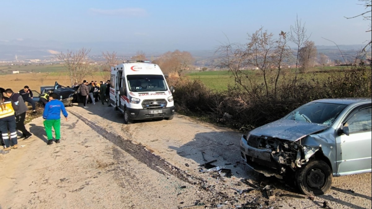 Samsun iki otomobil kafa kafaya çarpıştı, 10 kişi yaralandı