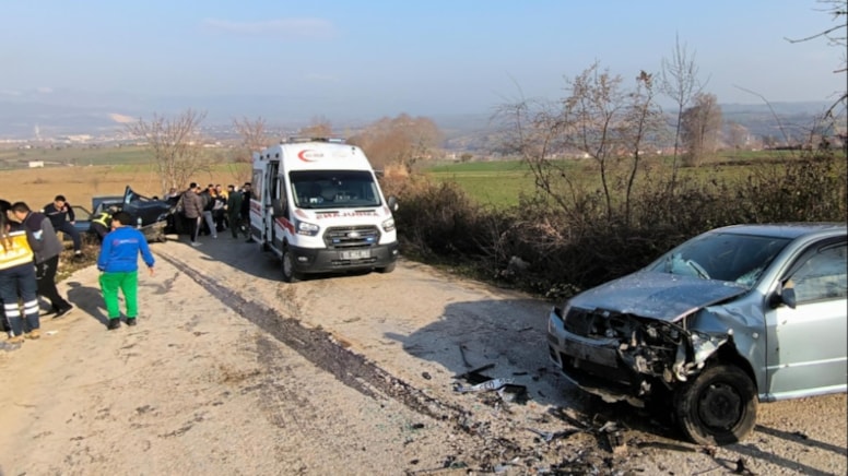 Samsun iki otomobil kafa kafaya çarpıştı, 10 kişi yaralandı