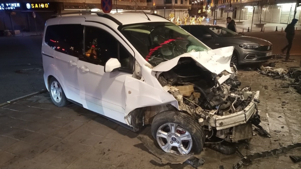 Hafif ticari araç otomobile çarptı; yaya son anda kurtuldu
