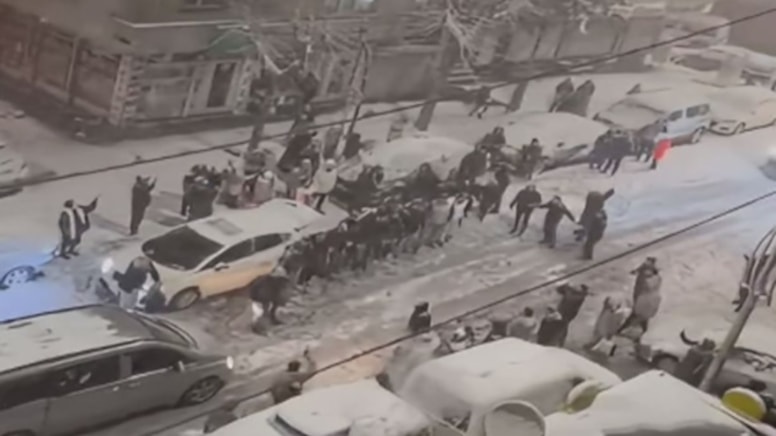 Kar topu oynayıp halay çekerken bir anda kavgaya tutuştular