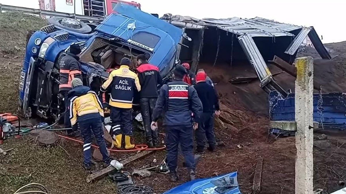 Kum yüklü TIR devrildi: 1 ağır yaralı