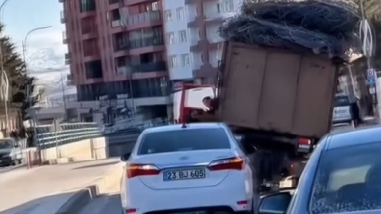 Lastiği patlayan kamyonet devrilme tehlikesi geçirdi: O anlar kameraya böyle yansıdı