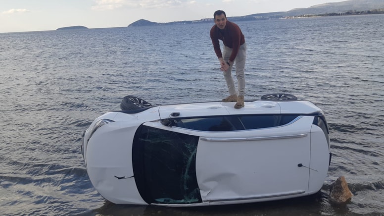 Balıkesir'de otomobil denize düştü