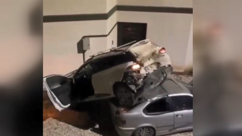 Kontrolden çıkan otomobil, başka bir otomobilin üzerine düştü