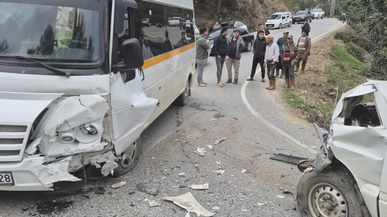 Antalya'da öğrenci servisi ile kamyonet çarpıştı: 20 yaralı