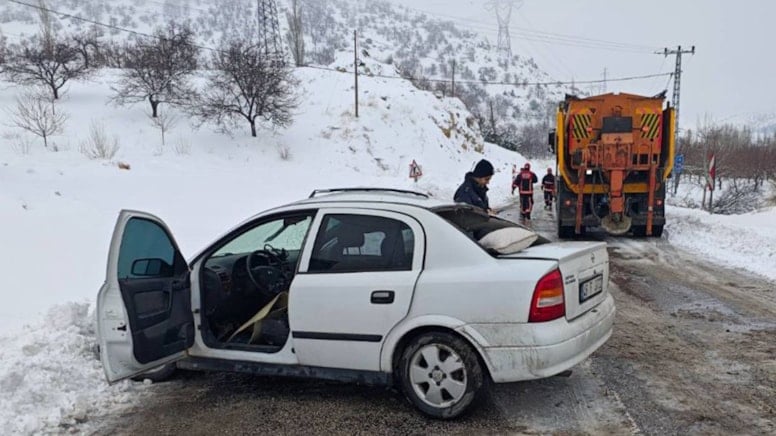 Malatya'da otomobil tuzlama kamyonuna çarptı: Ölü ve yaralı var