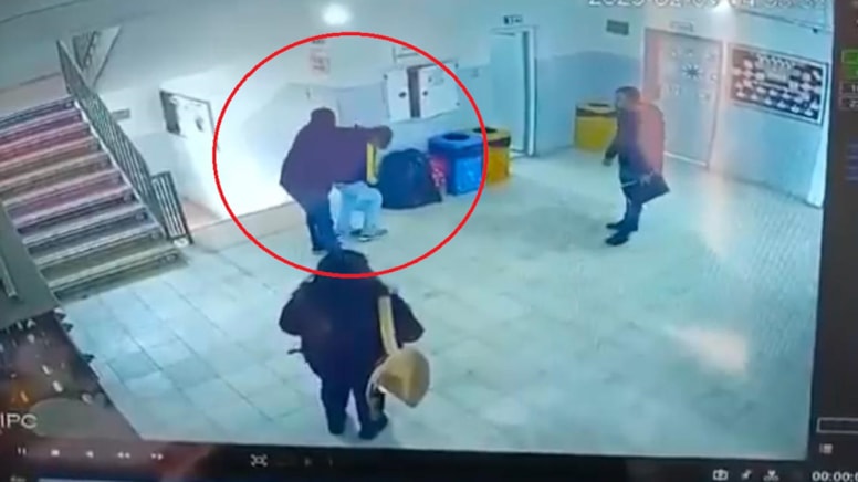 Nefes borusuna şeker kaçan öğrencisini Heimlich manevrasıyla kurtardı