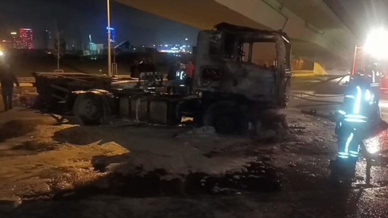 İstanbul'da alev alan TIR küle döndü