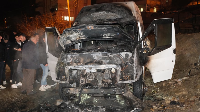 Kayseri'de park halindeki öğrenci servisi küle döndü