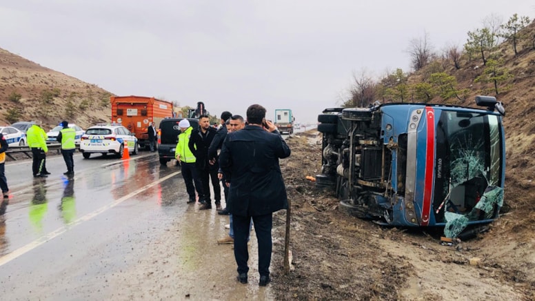 Kırıkkale'de cezaevi ring aracı devrildi: Yaralılar var