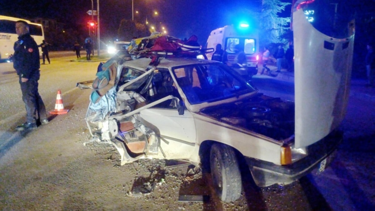 Gece yarısı feci kaza: 5 kişi yaralandı