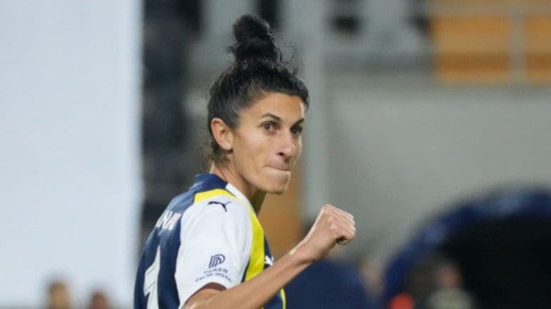 Yağmur Uraz, Türk kadın futbol tarihine geçti