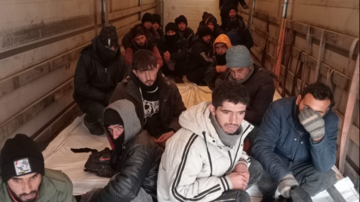 Kauçuk yüklü TIR'dan 24 kaçak göçmen çıktı