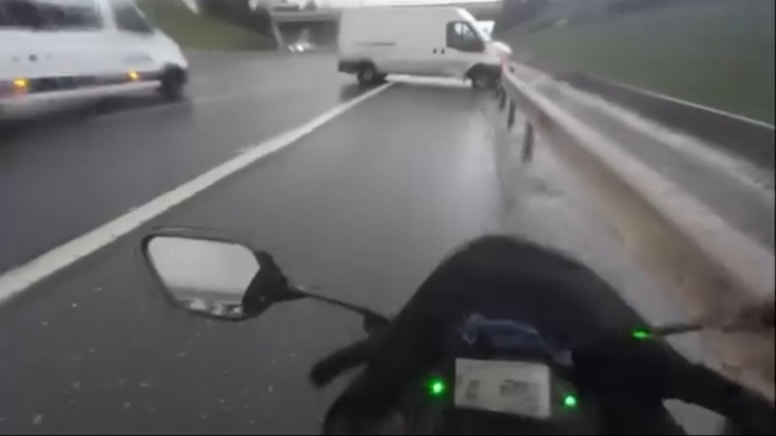 Eyüpsultan'da makas atarak ilerleyen sürücü böyle kaza yaptı!