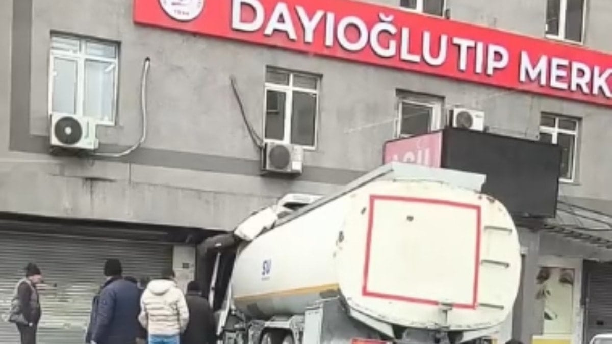 Başakşehir'de su tankeri tıp merkezine girdi!