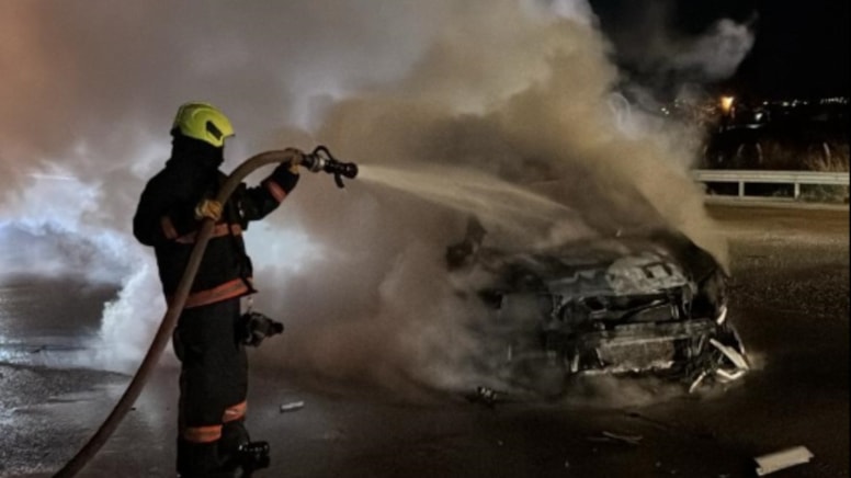 Kamyona çarpan otomobil alev alev yandı