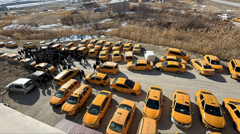 Vanlı taksiciler kontak kapattı...