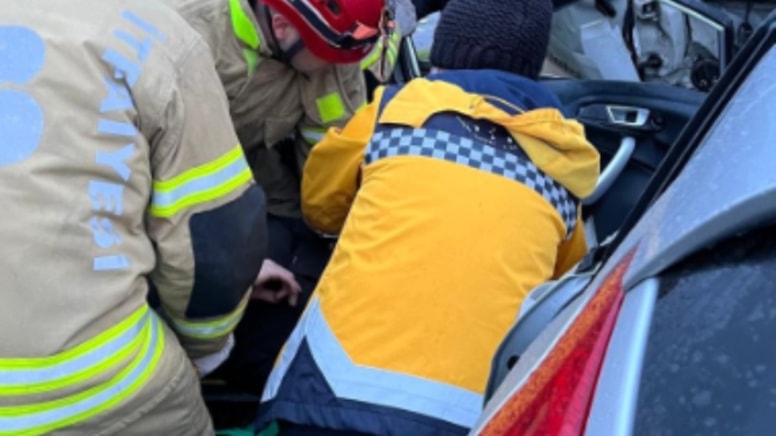 Kamyonetle otomobil kafa kafaya çarpıştığı: Ölü ve yaralılar var