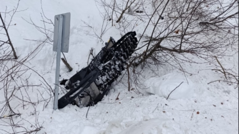 Kar motoru şarampole devrildi, kepçe operatörünün dikkati ölümden kurtardı